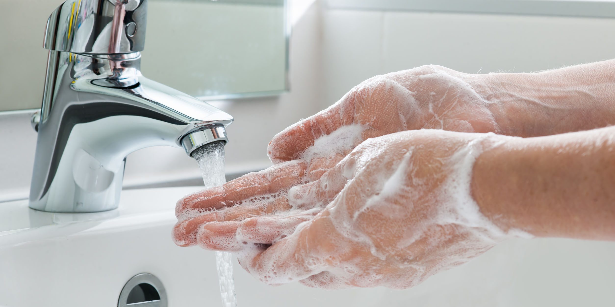 Lávate las manos a menudo para evitar el contagio. Foto: www.ocu.org