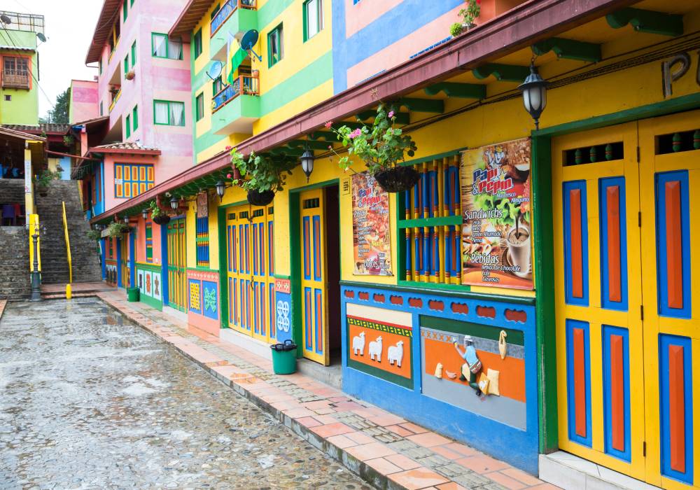 Casas decoradas y coloridas en Guatapé, Antioquia