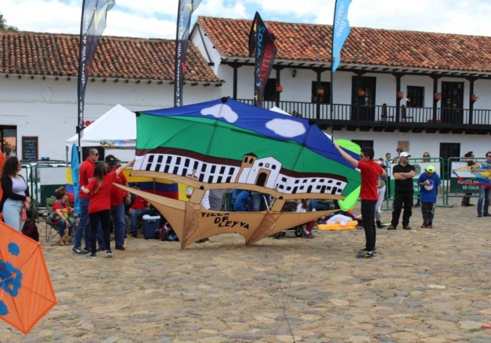 Festival del Viento y las Cometas en Villa de Leyva - Viaja en bus