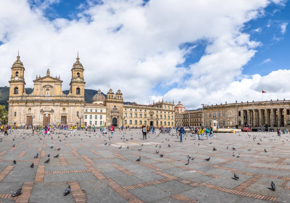 Vista panorámica de la Plaza de Bolívar en Bogotá - Viaja en bus