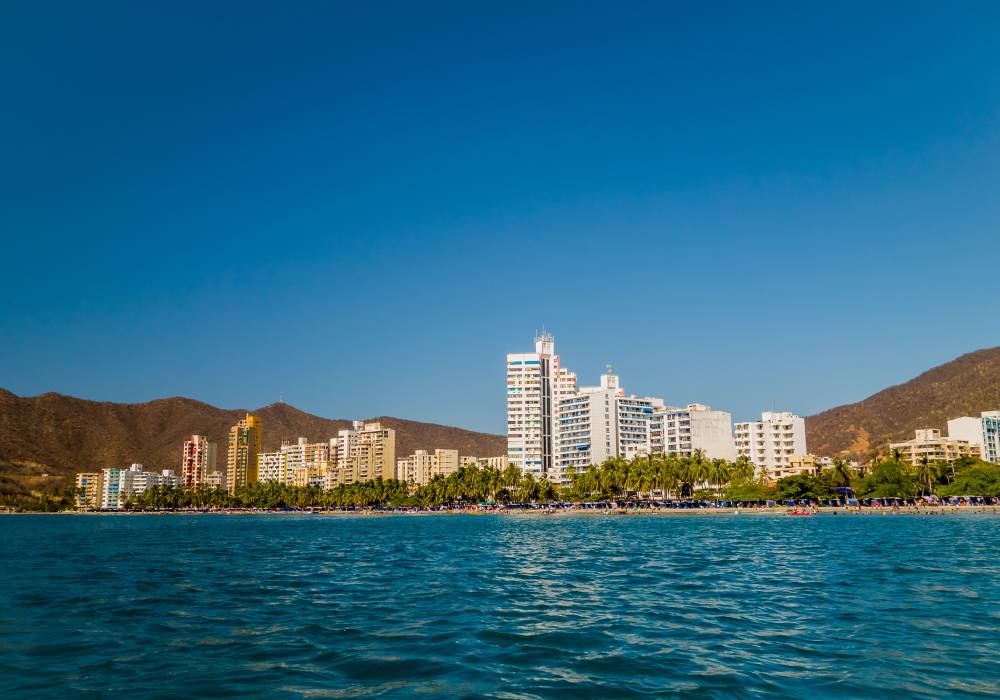 Vista panorámica de la Playa El Rodadero en Santa Marta.