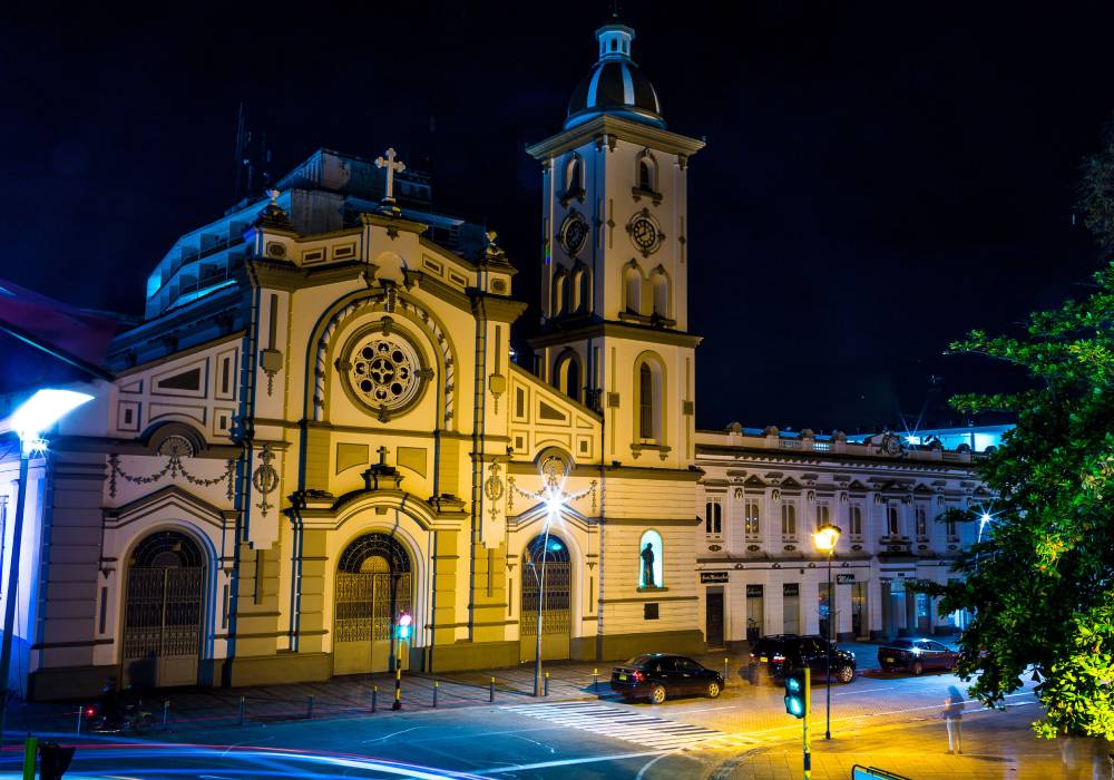 Catedral Primada de Ibagué de noche