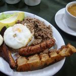 1024px-Bandeja_paisa_y_tazon_de_frejoles_del_Chocolos_30062011