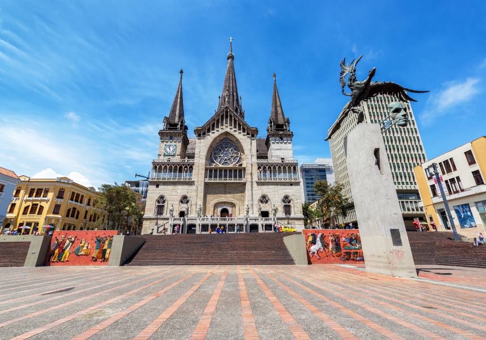 Plaza de Bolívar y Catedral de Nuestra Señora del Rosario en Manizales, Colombia.