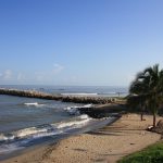 Mañana_dominical,playa_sin_turistas_y_espolones_(Riohacha)_-_panoramio