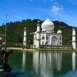 1280px-REPLICA_DEL_TAJ_MAHAL_en_el_Parque_Jaime_Duque,_en_Tocancipá,_Cundinamarca