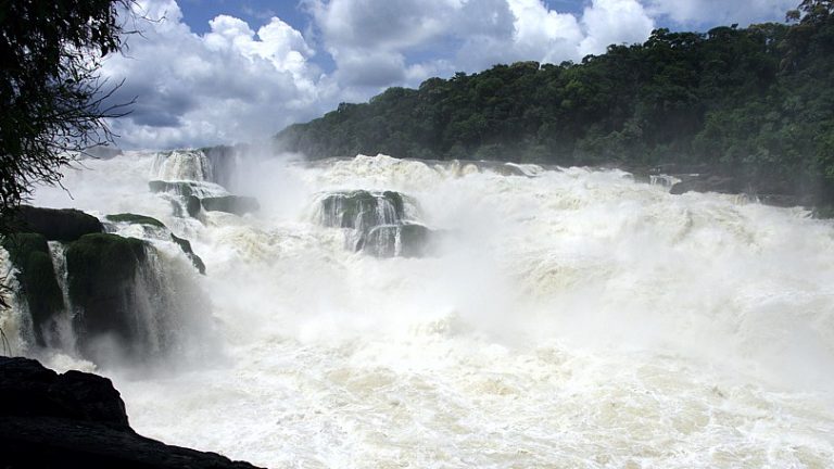 Raudal Jirijirimo: no te pierdas esta cascada en la selva tropical del Amazonas