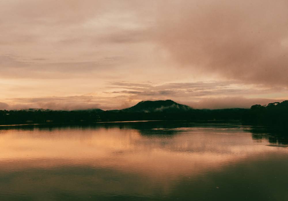 Atardecer sobre el río Vaupés en el Amazonas.