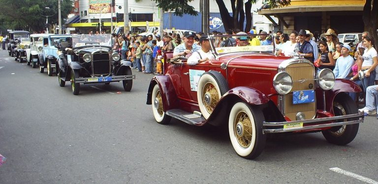 10 mejores autos clásicos y antiguos de la Feria de Flores