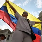 persona isando la bandera de Colombia (2)