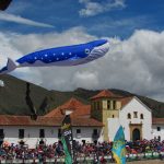 Ballena azul y buzo volando Villa de Leyva